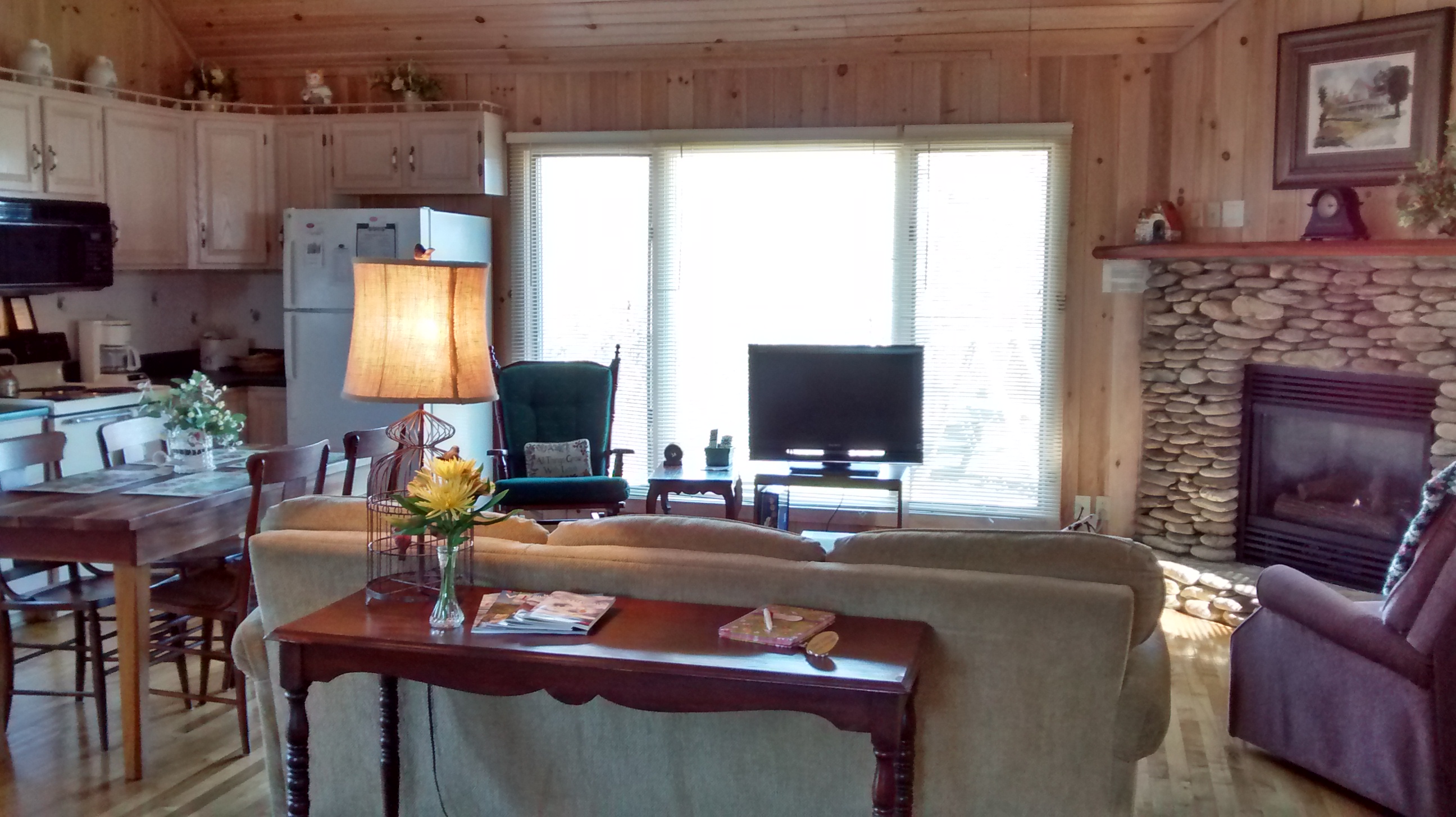 June Rose Garden Cottage Sunrise Farm Bed & Breakfast